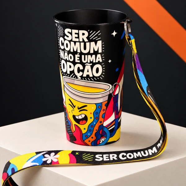 Copo preto com estampa colorida e cordão personalizado
