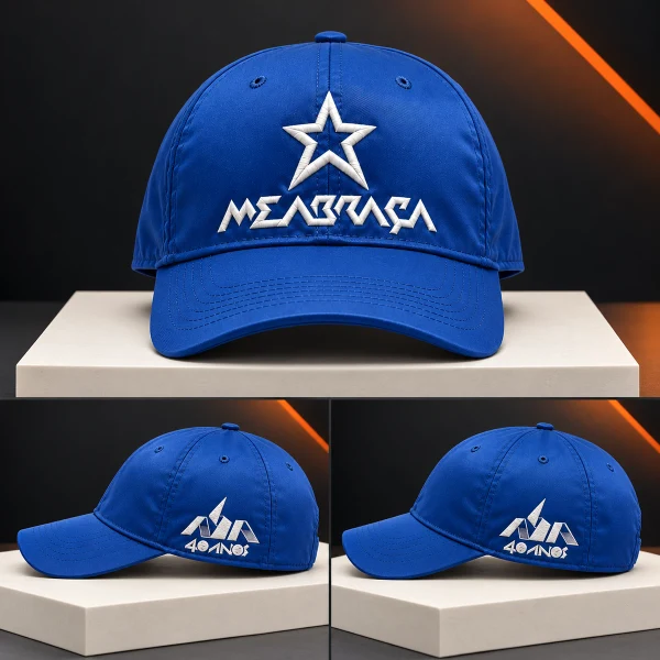 Boné azul com detalhes do bordado frontal e lateral